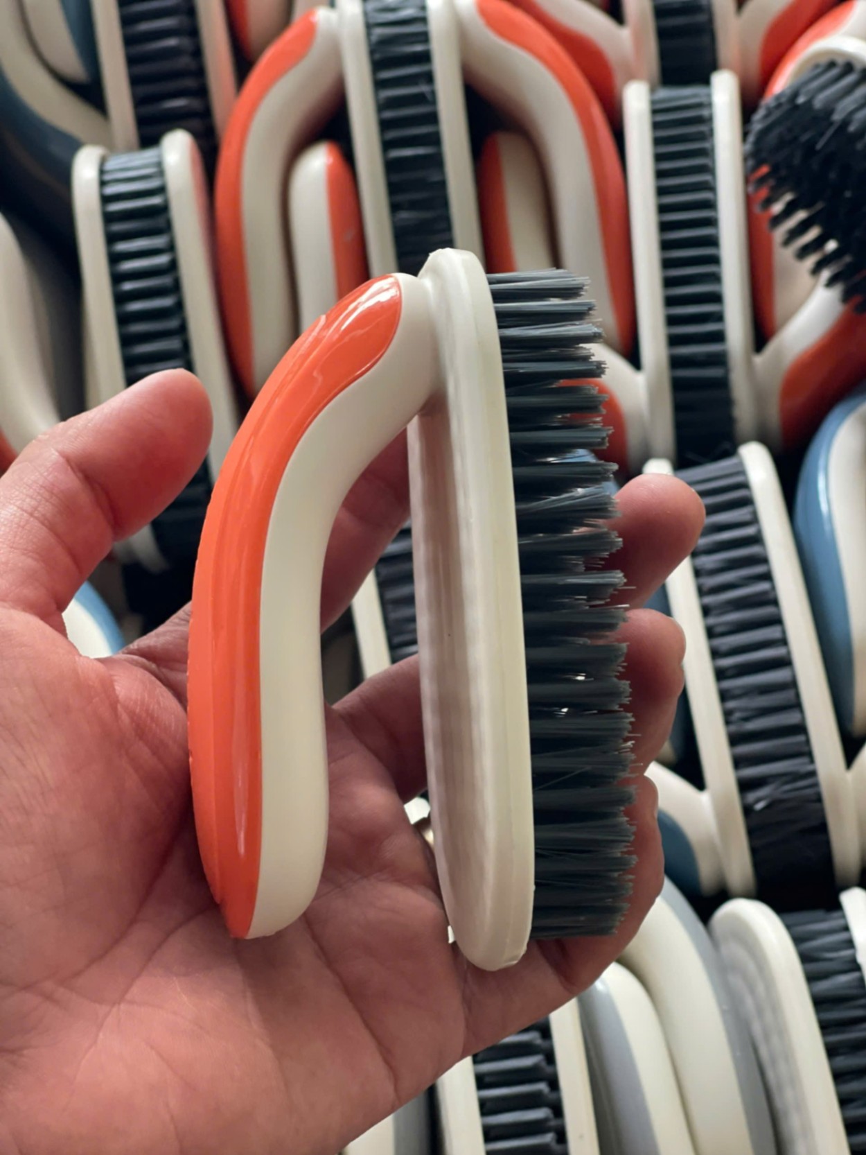 Bàn chải cán cong lông mềm SHOE BRUSH vệ sinh quần áo, giày dép không gây hỏng tiện dụng cho gia đình - Bàn chải SHOE BRUSH giá sỉ