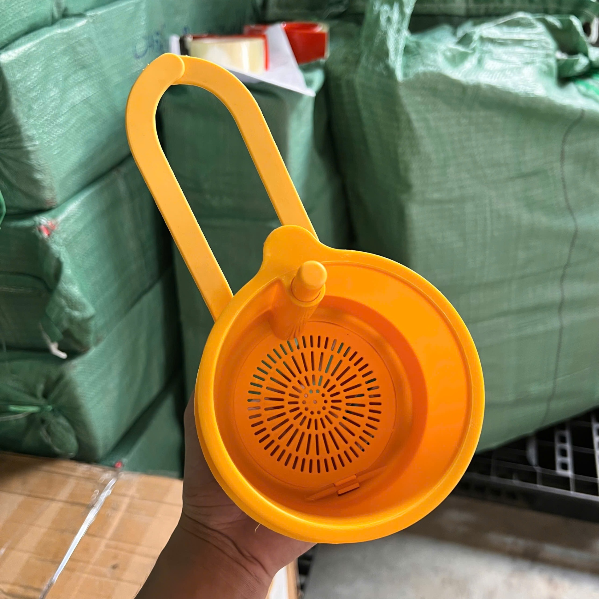 Rổ Treo Bồn Rửa Đa Năng Có Nút Nhấn Thoát Nước Lọc Rác Thức Ăn Giỏ Rửa Trái Cây Bằng Nhựa Cao Cấp Tiện Lợi Cho Nhà Bếp - Giỏ lọc rác giá sỉ