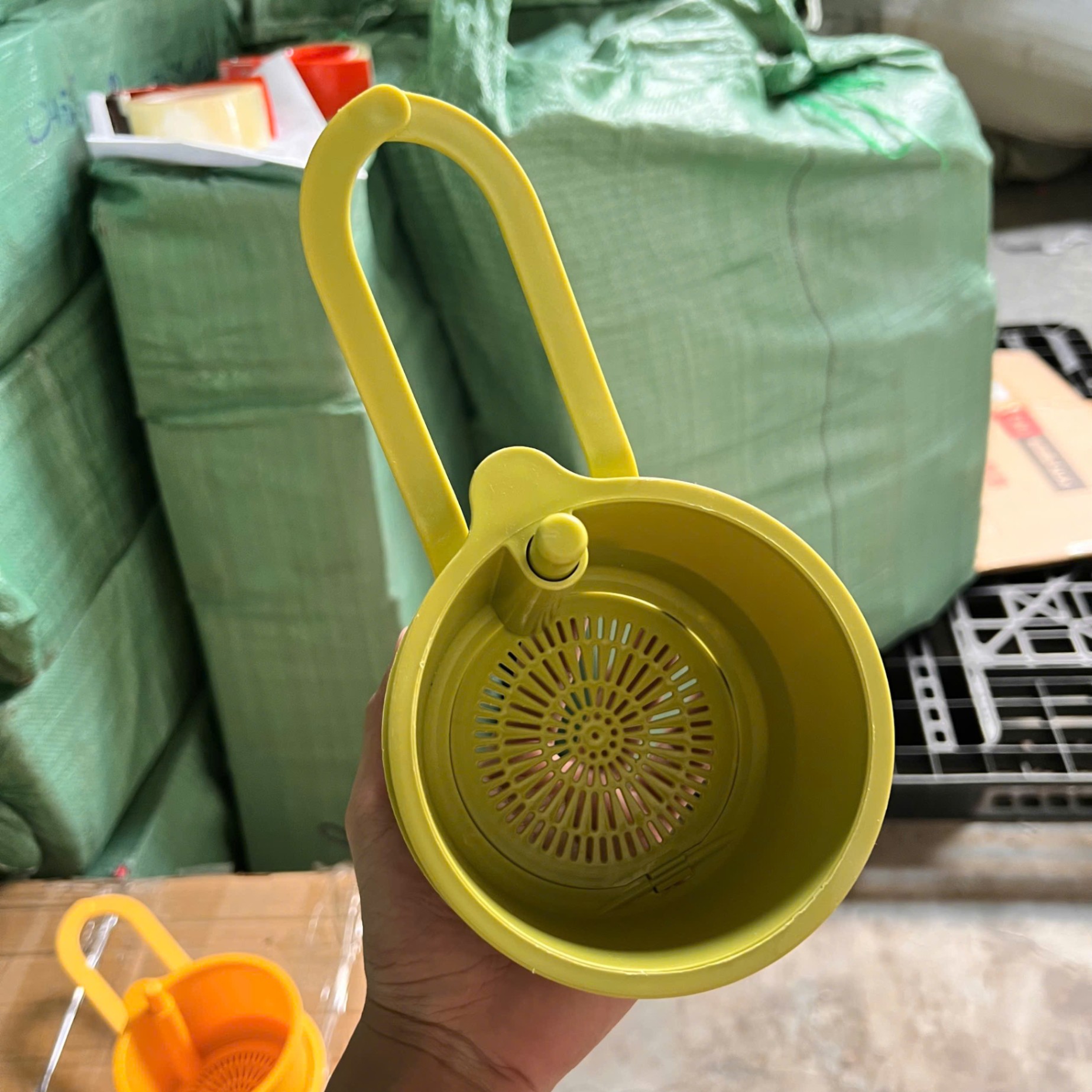 Rổ Treo Bồn Rửa Đa Năng Có Nút Nhấn Thoát Nước Lọc Rác Thức Ăn Giỏ Rửa Trái Cây Bằng Nhựa Cao Cấp Tiện Lợi Cho Nhà Bếp - Giỏ lọc rác giá sỉ