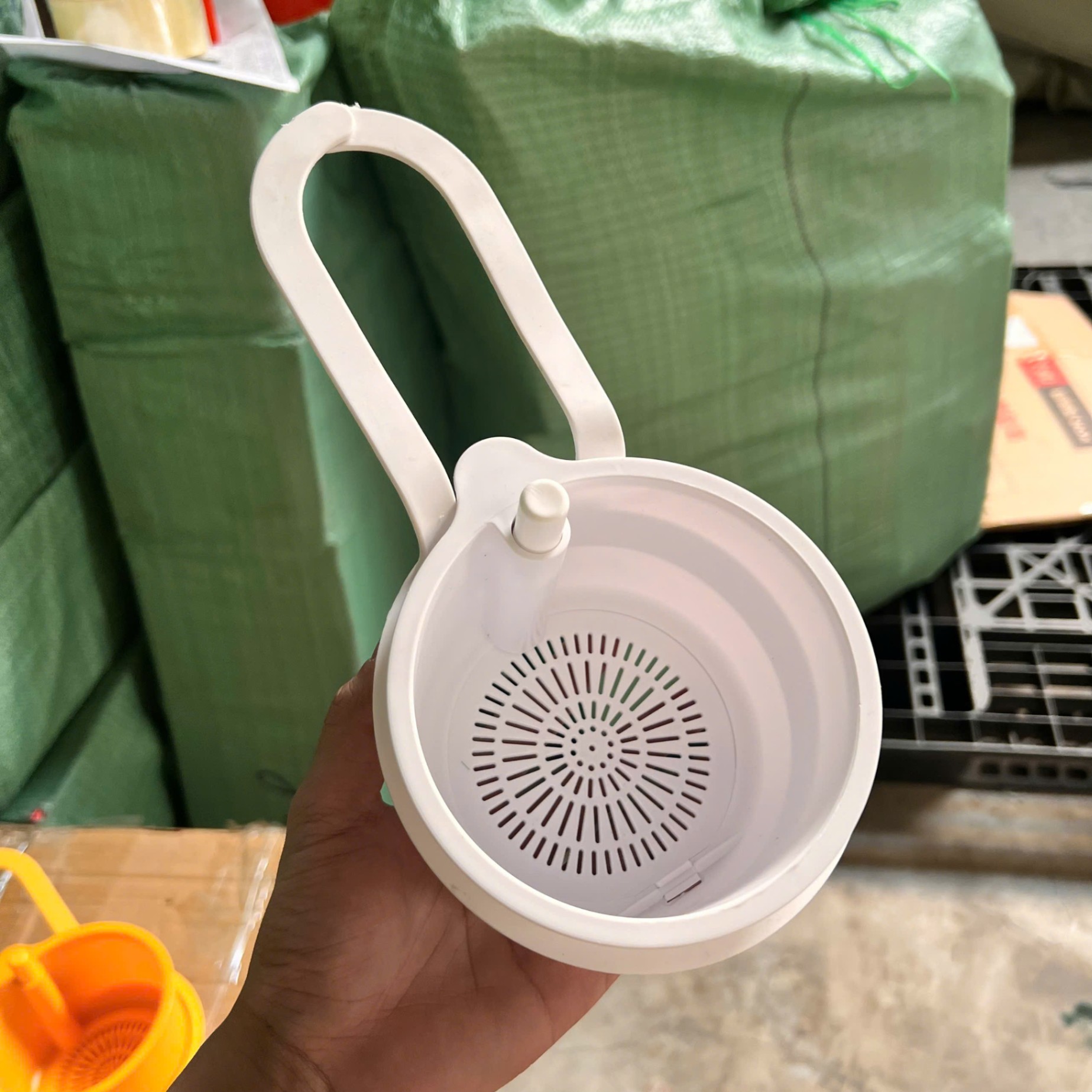Rổ Treo Bồn Rửa Đa Năng Có Nút Nhấn Thoát Nước Lọc Rác Thức Ăn Giỏ Rửa Trái Cây Bằng Nhựa Cao Cấp Tiện Lợi Cho Nhà Bếp - Giỏ lọc rác giá sỉ
