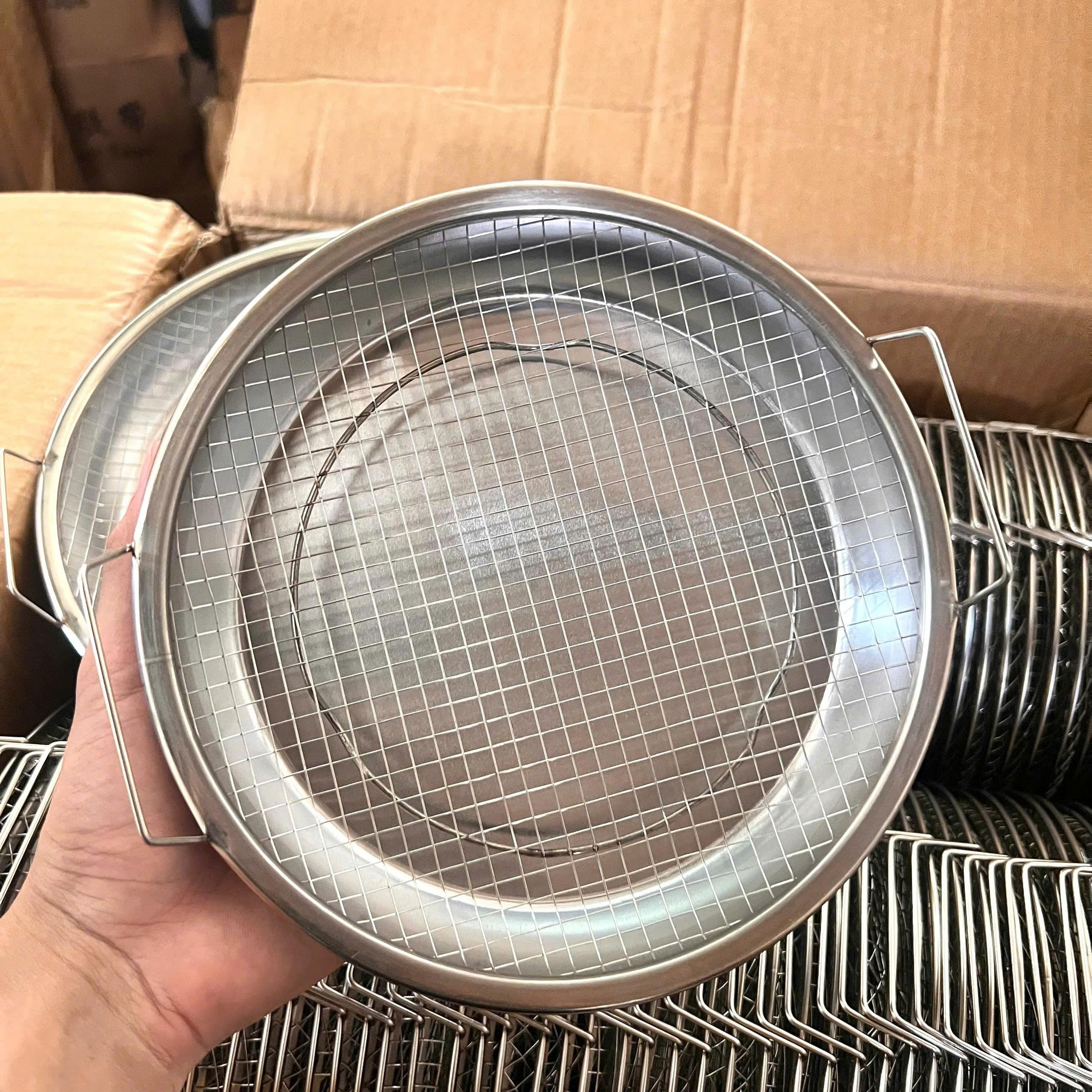 Bộ khay đĩa kèm vỉ lọc dầu inox 20cm dùng đựng đồ chiên, đồ luộc ráo dầu, ráo nước - Đồ gia dụng INOX giá kho