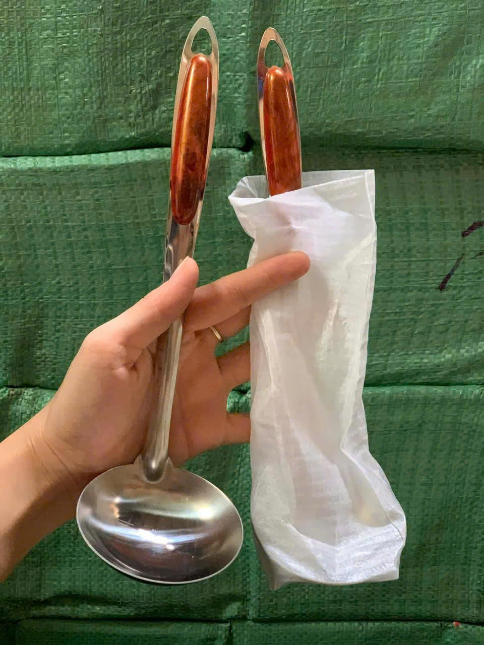 Vá canh INOX cán cầm ép gỗ 27cm - Ga dụng nhà bếp INOX giá sỉ