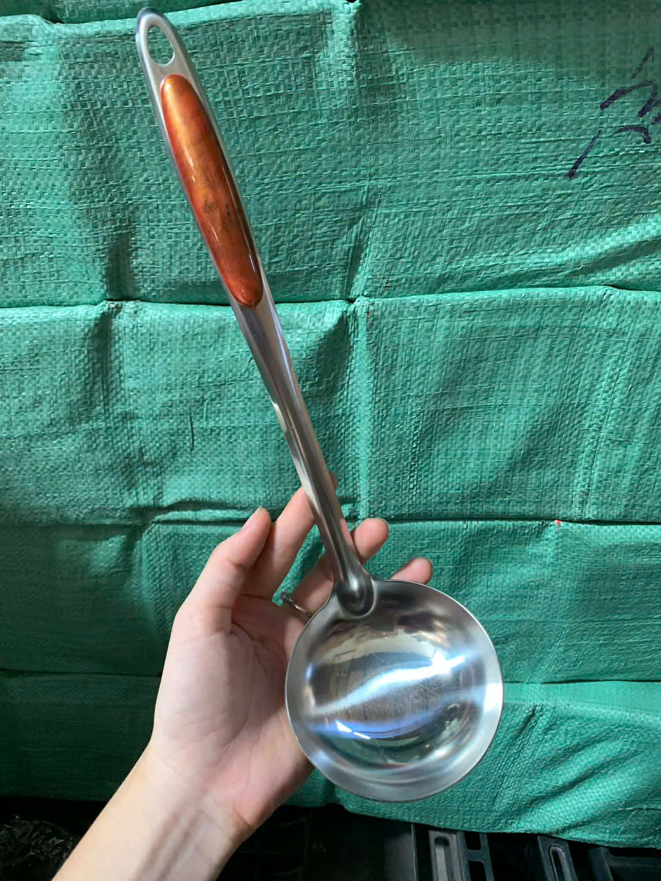 Vá canh INOX cán cầm ép gỗ dài 35cm - Ga dụng nhà bếp INOX giá sỉ