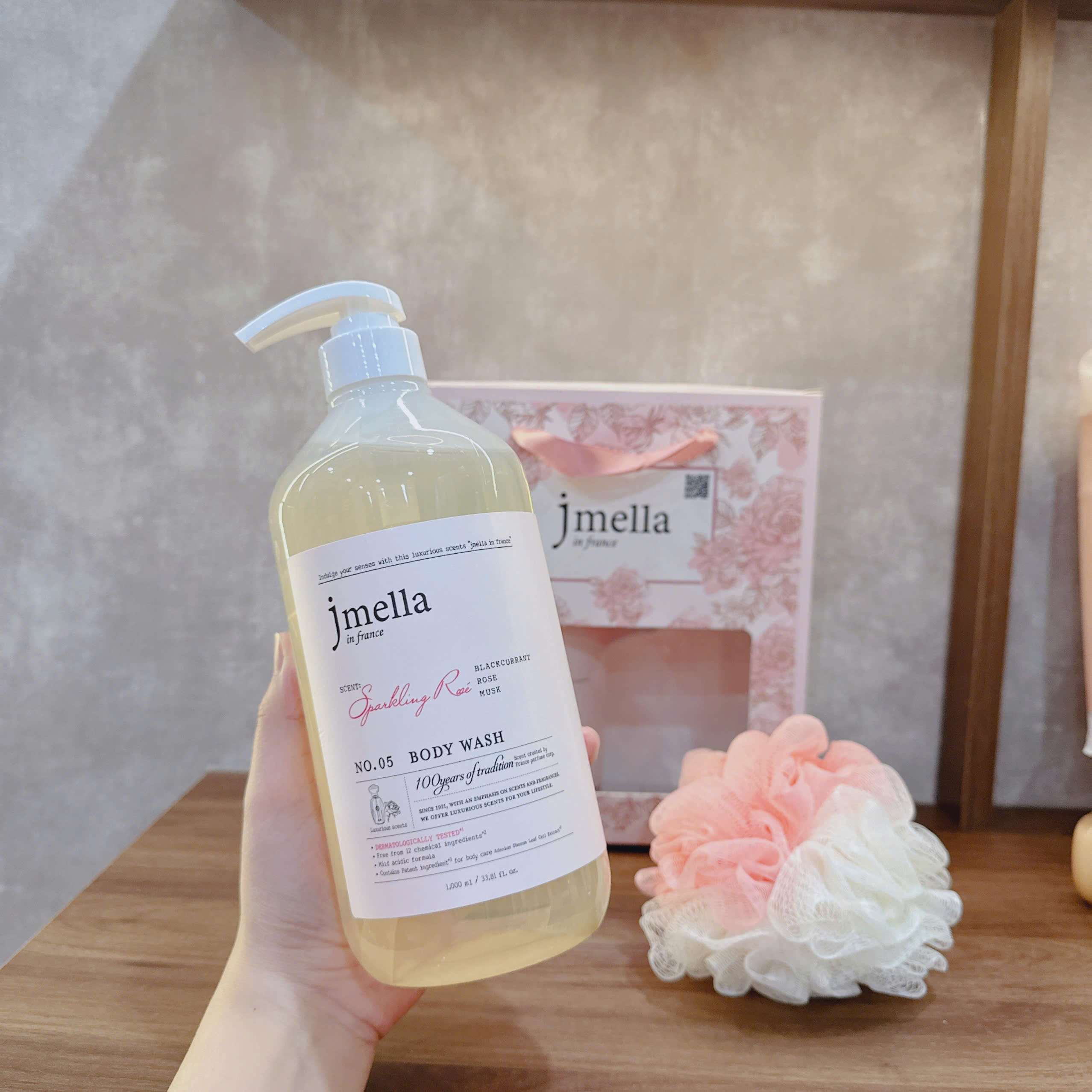 G281 (No.05) Sữa Tắm Jmella In France Body Wash Dưỡng Ẩm Hương Nước Hoa 1000ml + bông tắm + hộp đựng ( 6/2028 )