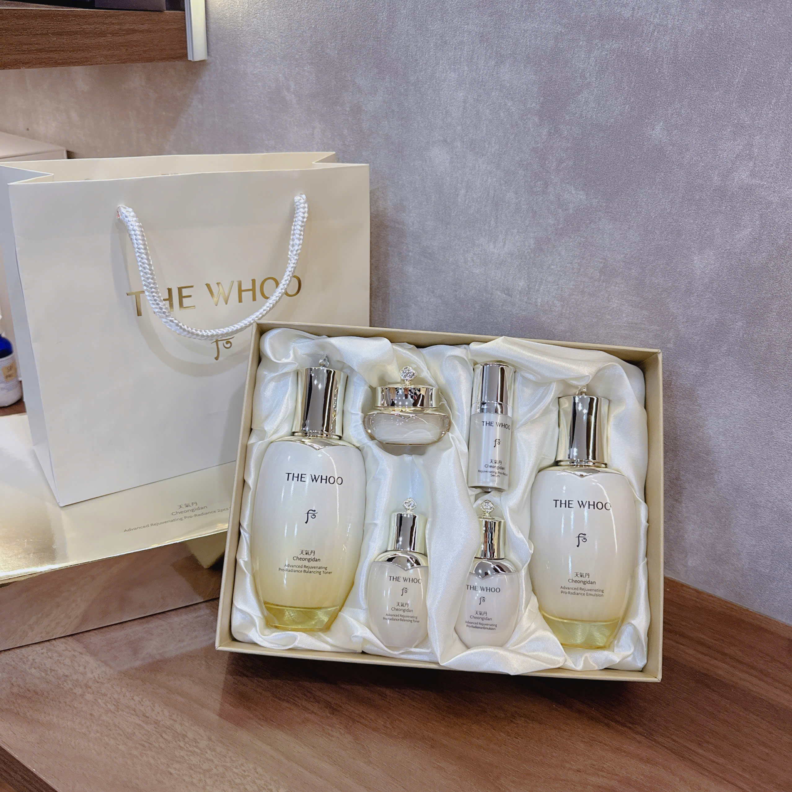 S269 Set whoo tái sinh - trẻ hóa Cheongidan Advanced Rejuvenating Pro-Radiance nước 150ml + sữa 110ml 6sp ( 2029)