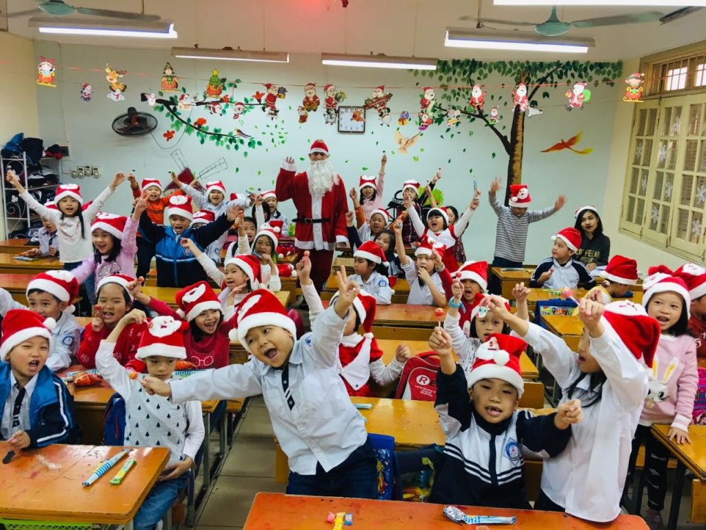 CHƯƠNG TRÌNH TẶNG QUÀ NOEL CHO HỌC SINH TIỂU HỌC