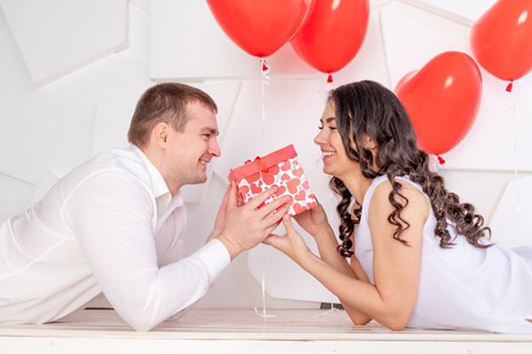 CÁCH CHỌN QUÀ VALENTINE CHO BẠN TRAI