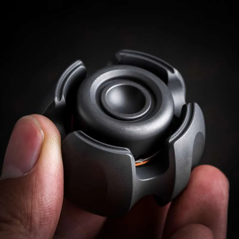 EDC-Do-Choi-Giai-Toa-Cang-Thang-Cam-nang-Danh-Cho-Nguoi-Moi-Den-Nguoi-Choi-Chuyen-Nghiep_titanium.webp