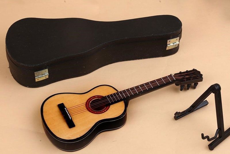 Mô hình trang trí dụng cụ âm nhạc - cây đàn guitar 10cm kèm hộp và đế dựng