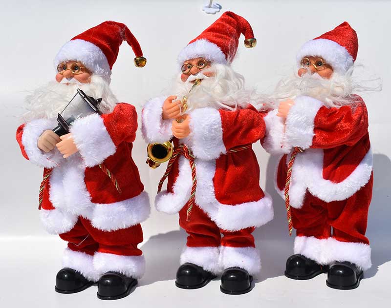 tượng ông già noel ôm saxophone nhảy múa