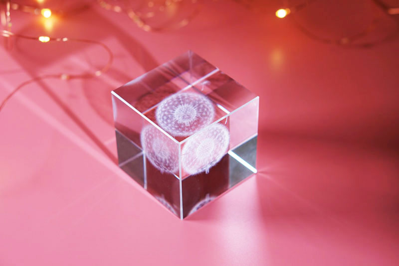 CHẶN GIẤY PHA LÊ HÌNH HOA BỒ CÔNG ANH (DANDELION CRYSTAL CUBE)