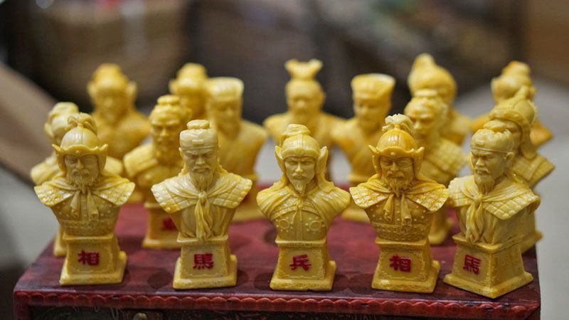 BỘ 32 QUÂN CỜ TƯỚNG HÌNH NGƯỜI NHÂN VẬT PHIM TAM QUỐC CHÍ - MÀU VÀNG CẨM THẠCH(CHINESE CHESS CHARACTER CHESS)