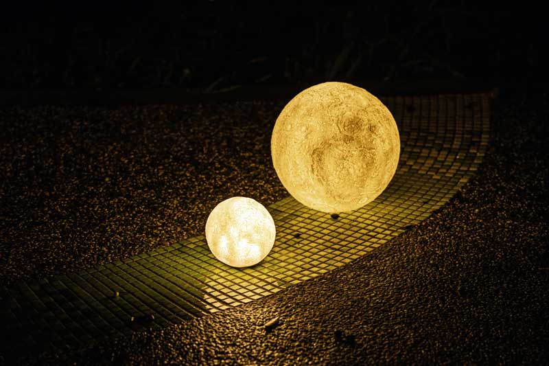 Den-ngu-mat-trang-Moon-Lamp