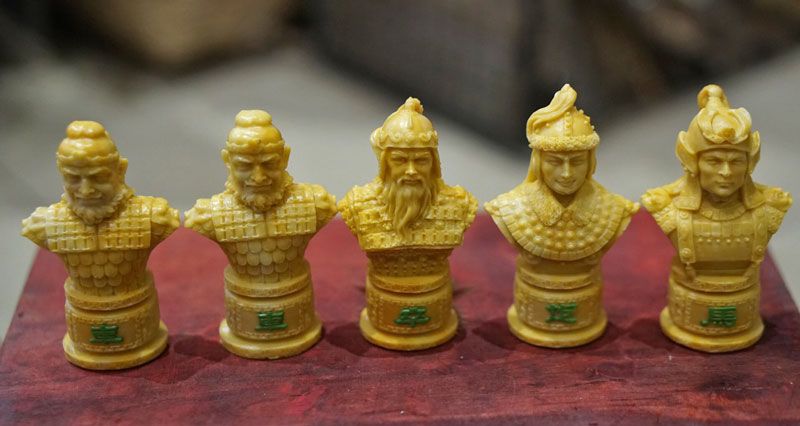 BỘ 32 QUÂN CỜ TƯỚNG HÌNH NGƯỜI NHÂN VẬT PHIM TAM QUỐC CHÍ - MÀU VÀNG CẨM THẠCH(CHINESE CHESS CHARACTER CHESS)