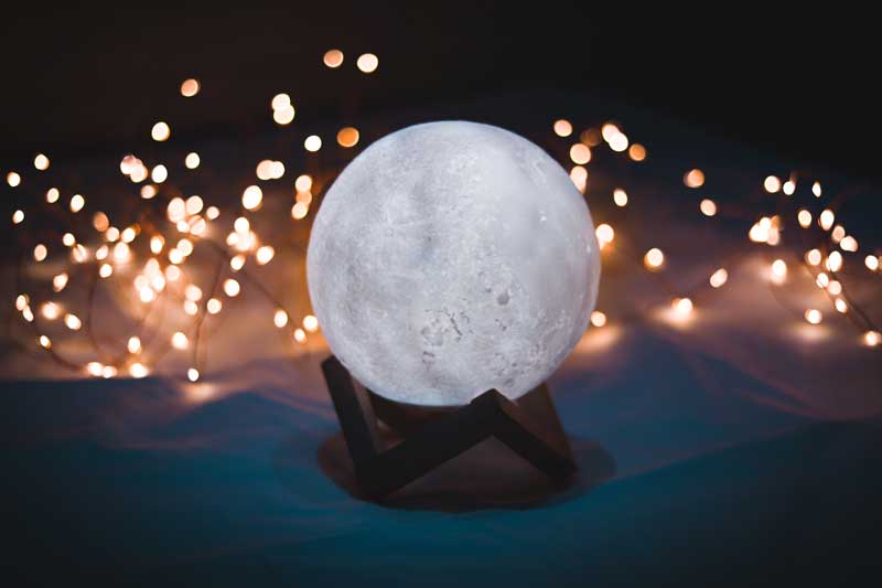 Den-ngu-mat-trang-Moon-Lamp