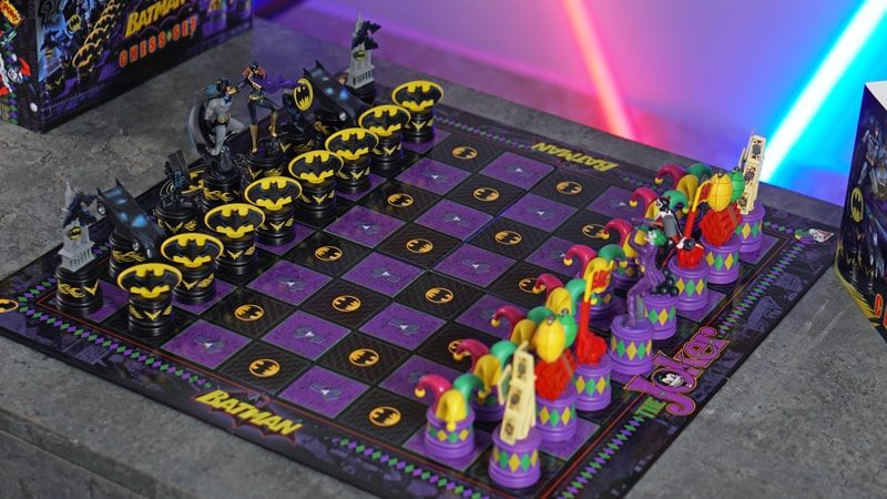 CỜ VUA PHÙ THỦY PHIÊN BẢN The Batman Chess Set ( The Dark Knight vs The Joker )