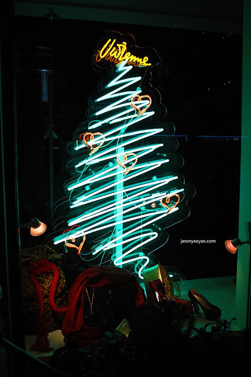 Cây thông Noel làm bằng đèn Neon