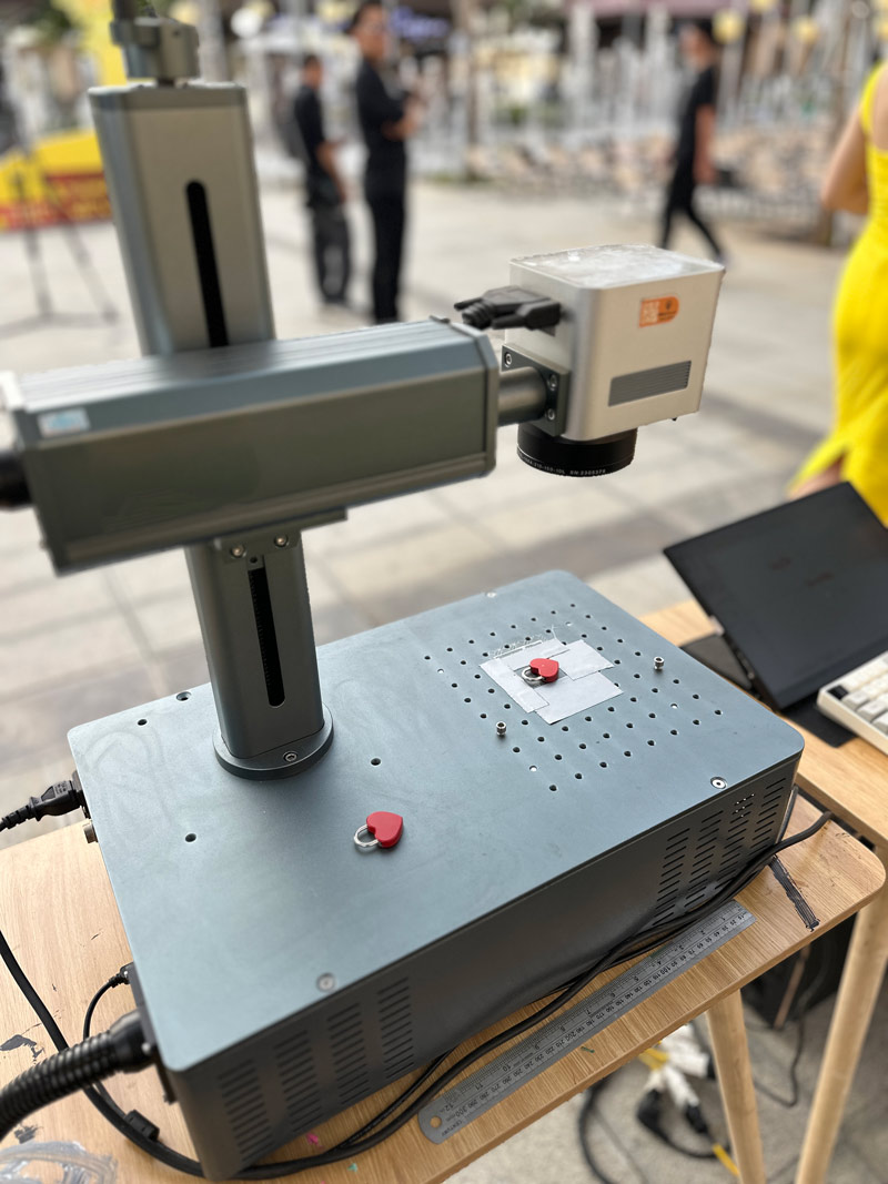 Dich-Vu-Khac-Laser-Tan-Noi-Tai-Su-Kien-Cho-Thue-May-Khac-CNC-Laser-Engraving-Service-On-The-Go--1.jpg?v=1777563650