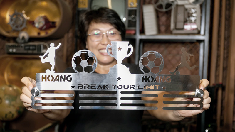 Gia-treo-Huy-Chuong-Chay-Bo-Khac-Ten-Theo-Yeu-Cau-Personalised-Medal-Hanger--1.jpg