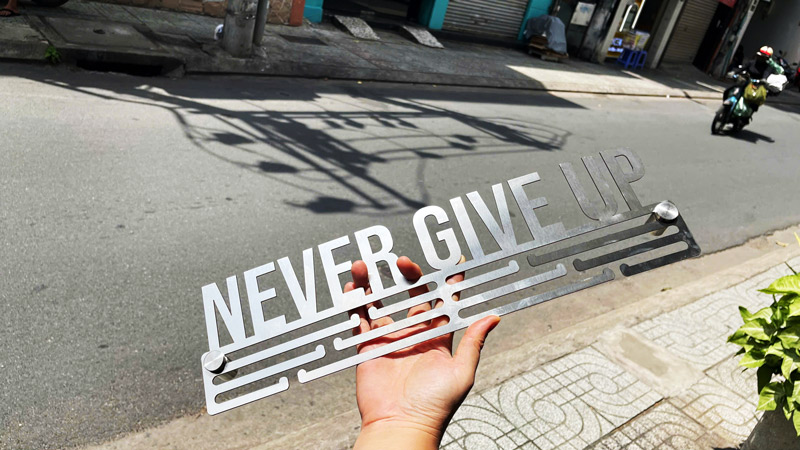 Gia-treo-Huy-Chuong-Chay-Bo-Khac-Ten-Theo-Yeu-Cau-Personalised-Medal-Hanger--2.jpg