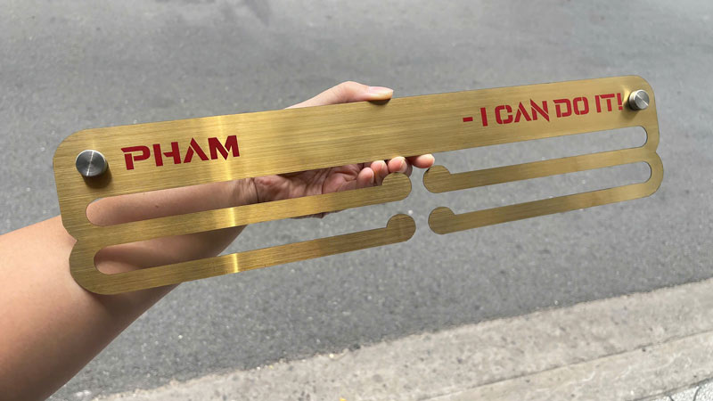 Gia-treo-Huy-Chuong-Chay-Bo-Khac-Ten-Theo-Yeu-Cau-Personalised-Medal-Hanger-_bang-treo-huy-chuong-inox-cat-ten.jpg