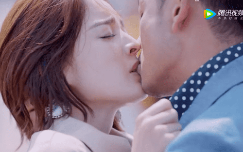 Đầu năm mới, Cổ Lực Na Trát đã chiêu đãi fan cảnh giường chiếu bỏng mắt!  