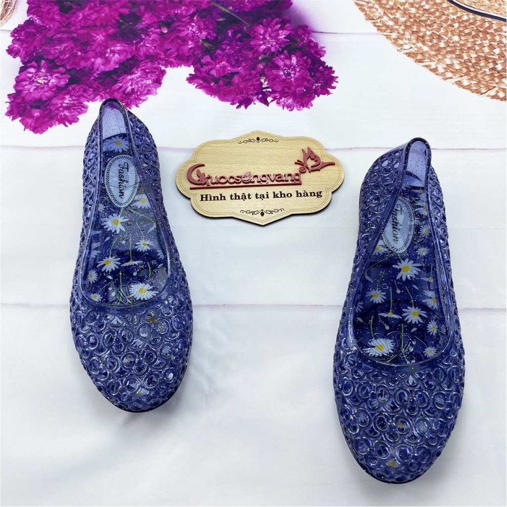 Giay-nhua-deo-nu-thoi-trang-nhua-mem-trong-suot-duc-lien-in-hoa-cuc-GLG125-10.jpg?v=1777950164