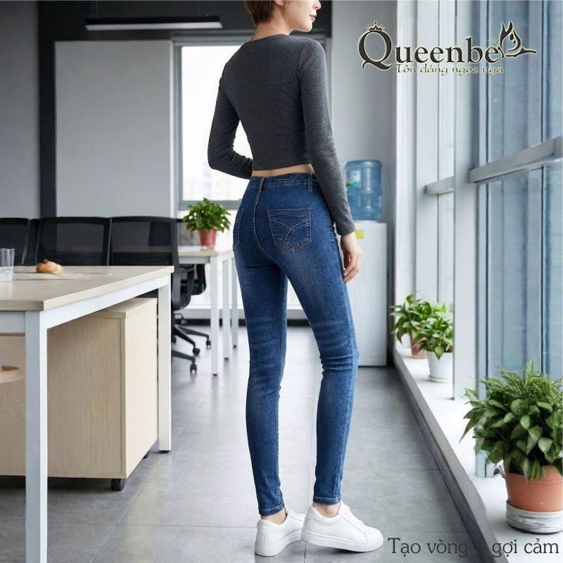 Quan-jean-nu-lung-cao-mau-xanh-dam-Queenbe-GLQ112-dang-om-vai-jean-cotton-co-gian-thong-thoang-khong-xu-khong-bai-8.jpg?v=1776483871