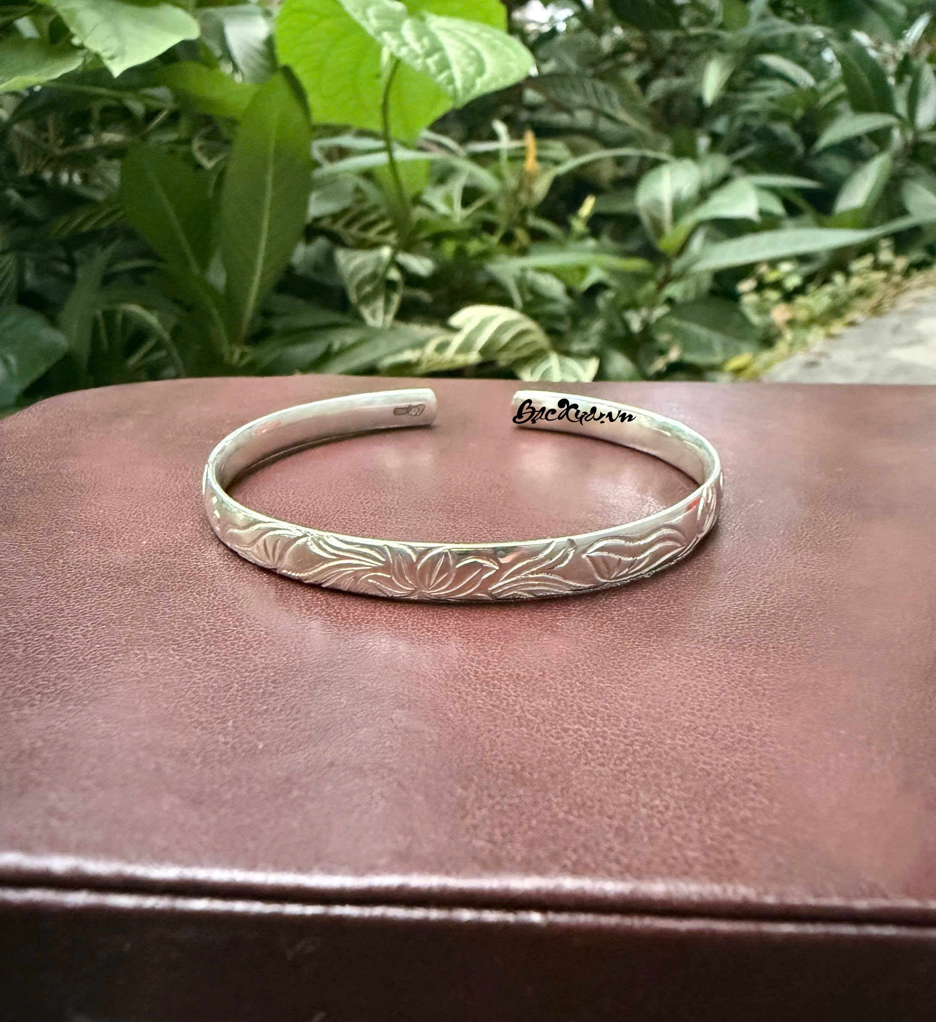 Vòng tay mo chạm chìm hoa lá nụ sen bạc nguyên chất 99