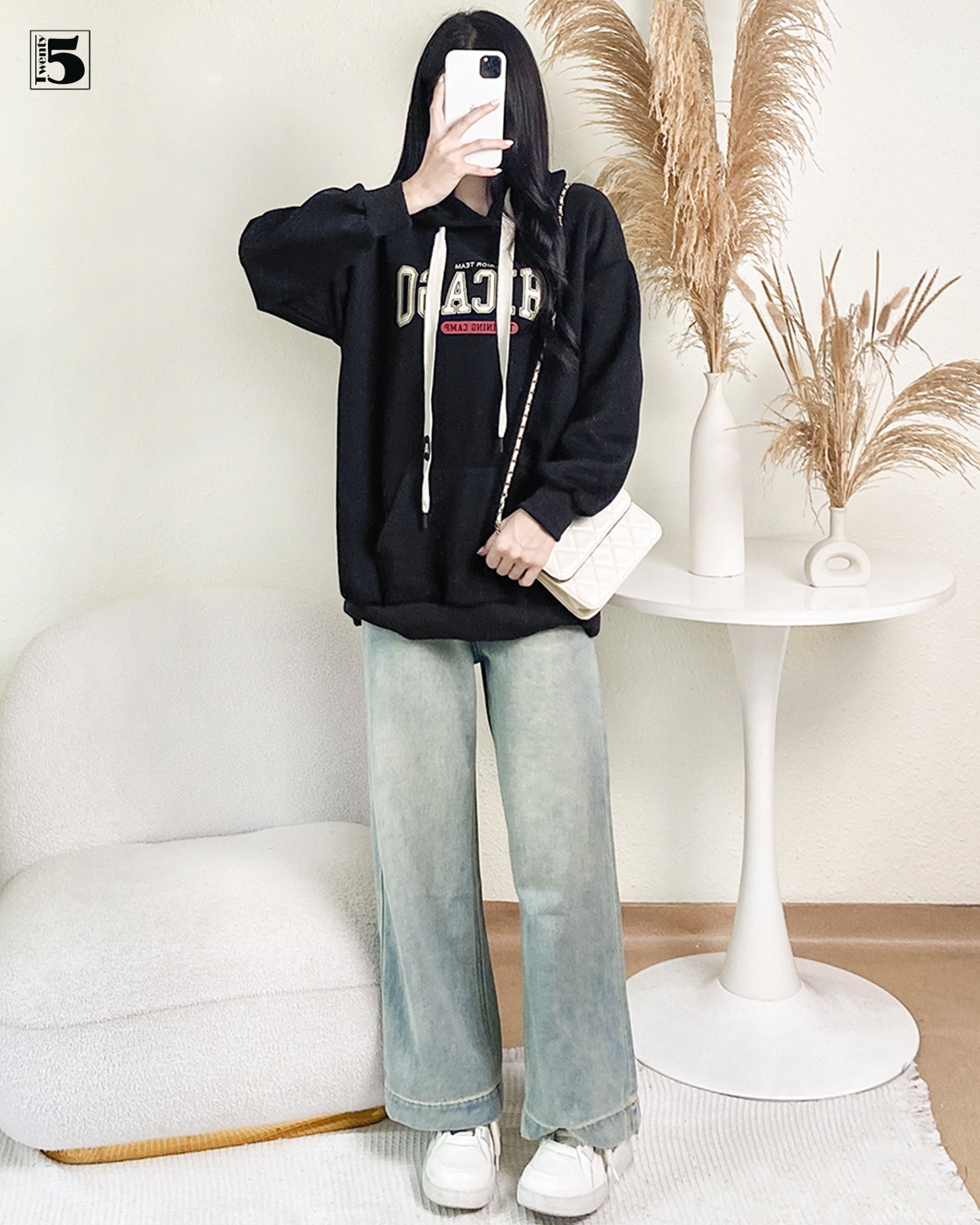 Quần jeans 5531 dáng suông xanh nhạt phong cách trẻ trung hiện đại.