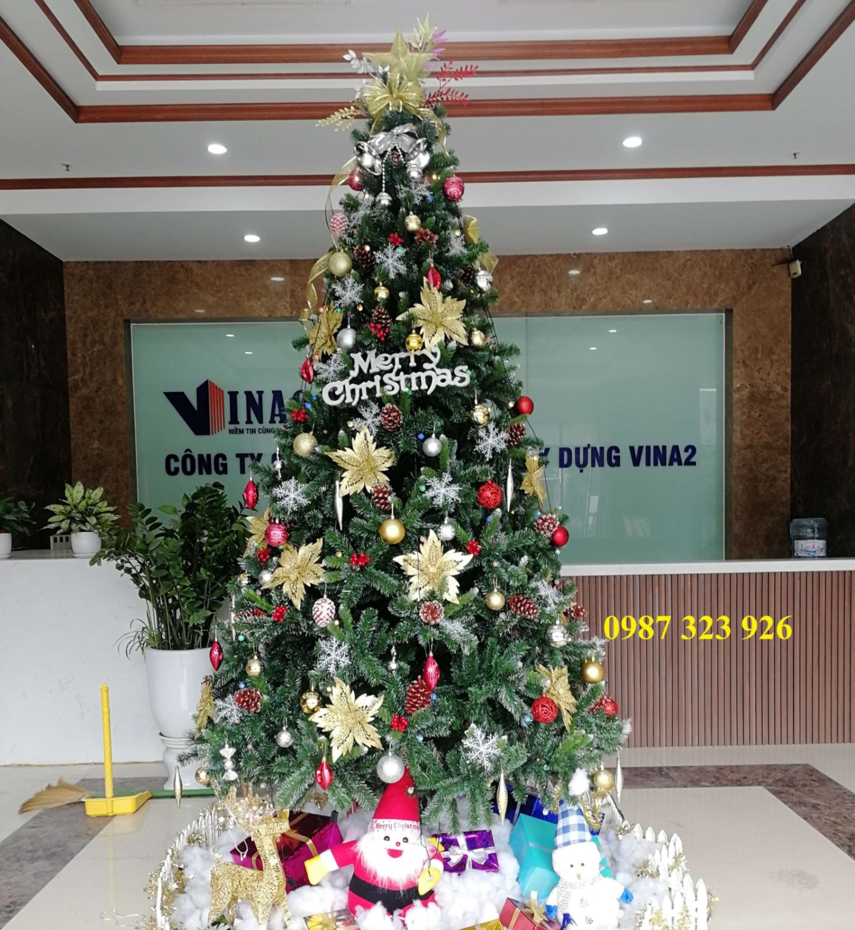 THIẾT KẾ CÂY THÔNG NOEL ĐƠN GIẢN CHO BIỆT THỰ LH 0989658948 14.10