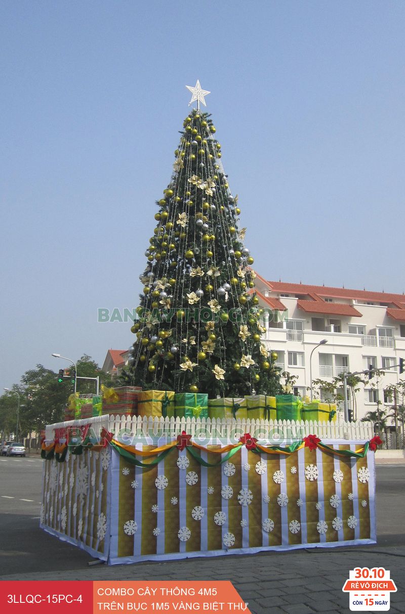 Cây thông noel cao 6m (cây 4m5 kê bục 1m5) có trang trí tông vàng biệt thự