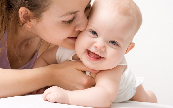 Sữa mẹ mang lại nhiều chất dinh dưỡng giúp bé phát triển tốt