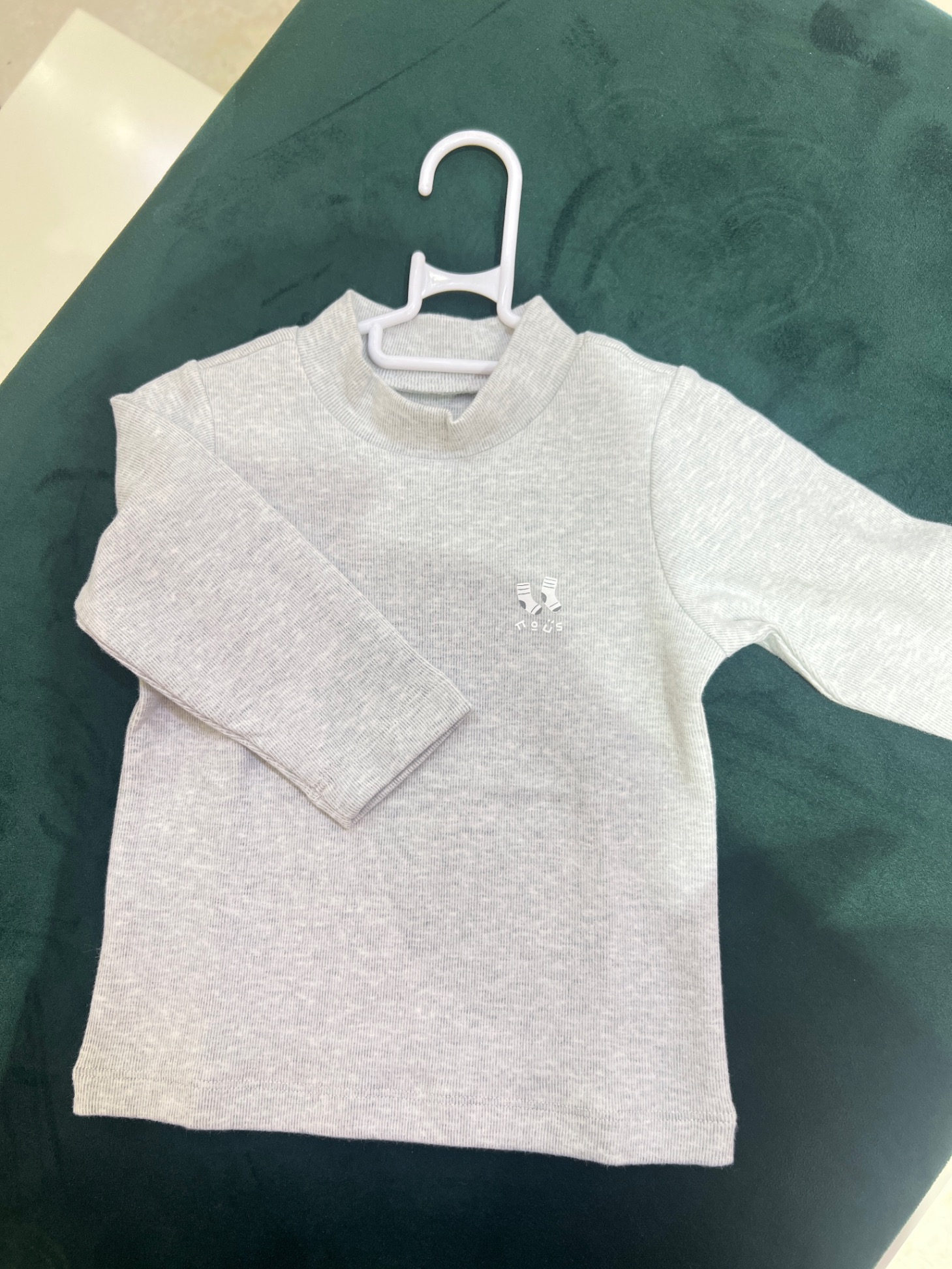 NOUS - Áo dài tay cổ 3cm màu ghi in trang trí 18m