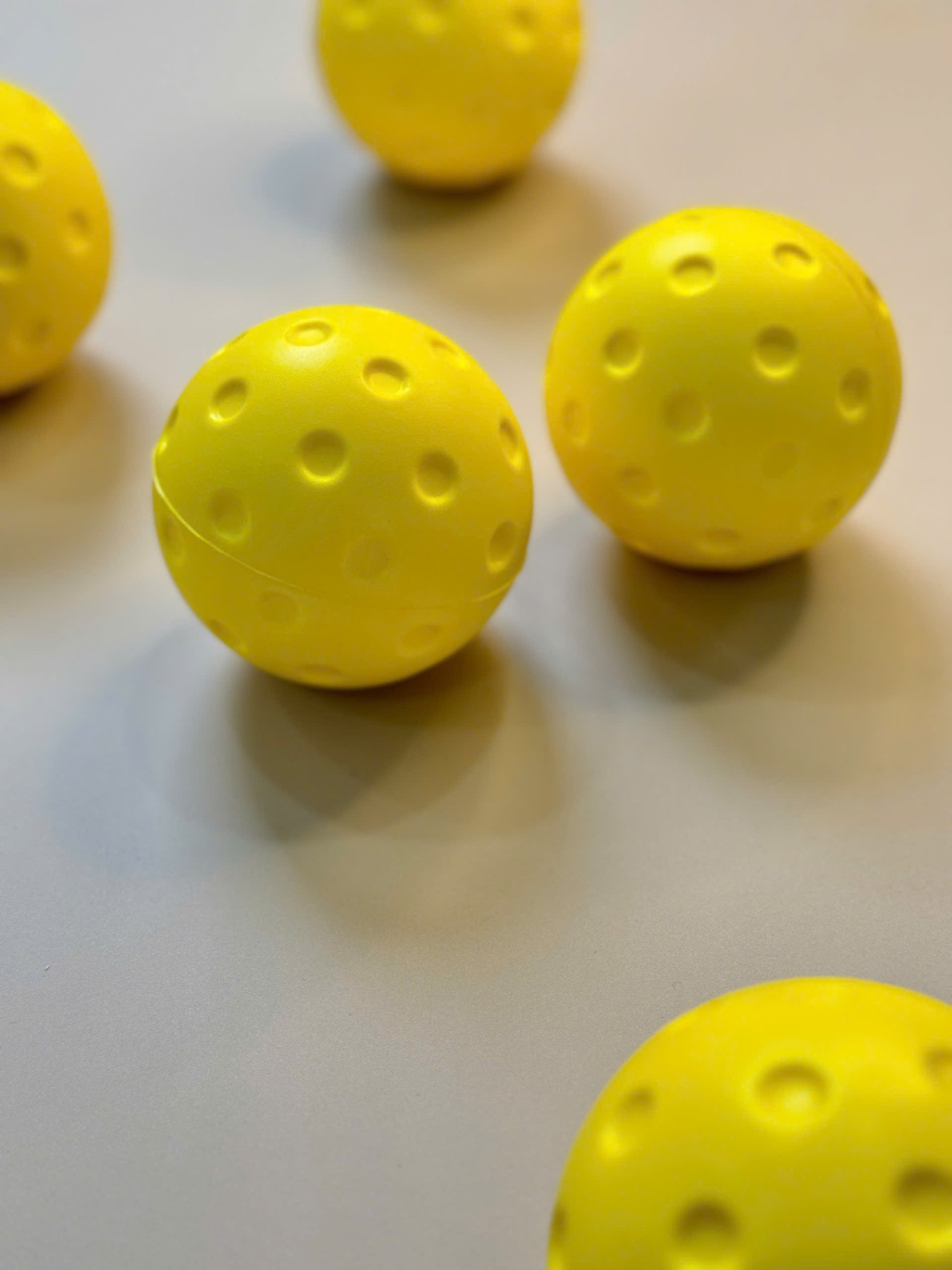 Bóng pickleball giảm âm chống ồn màu vàng