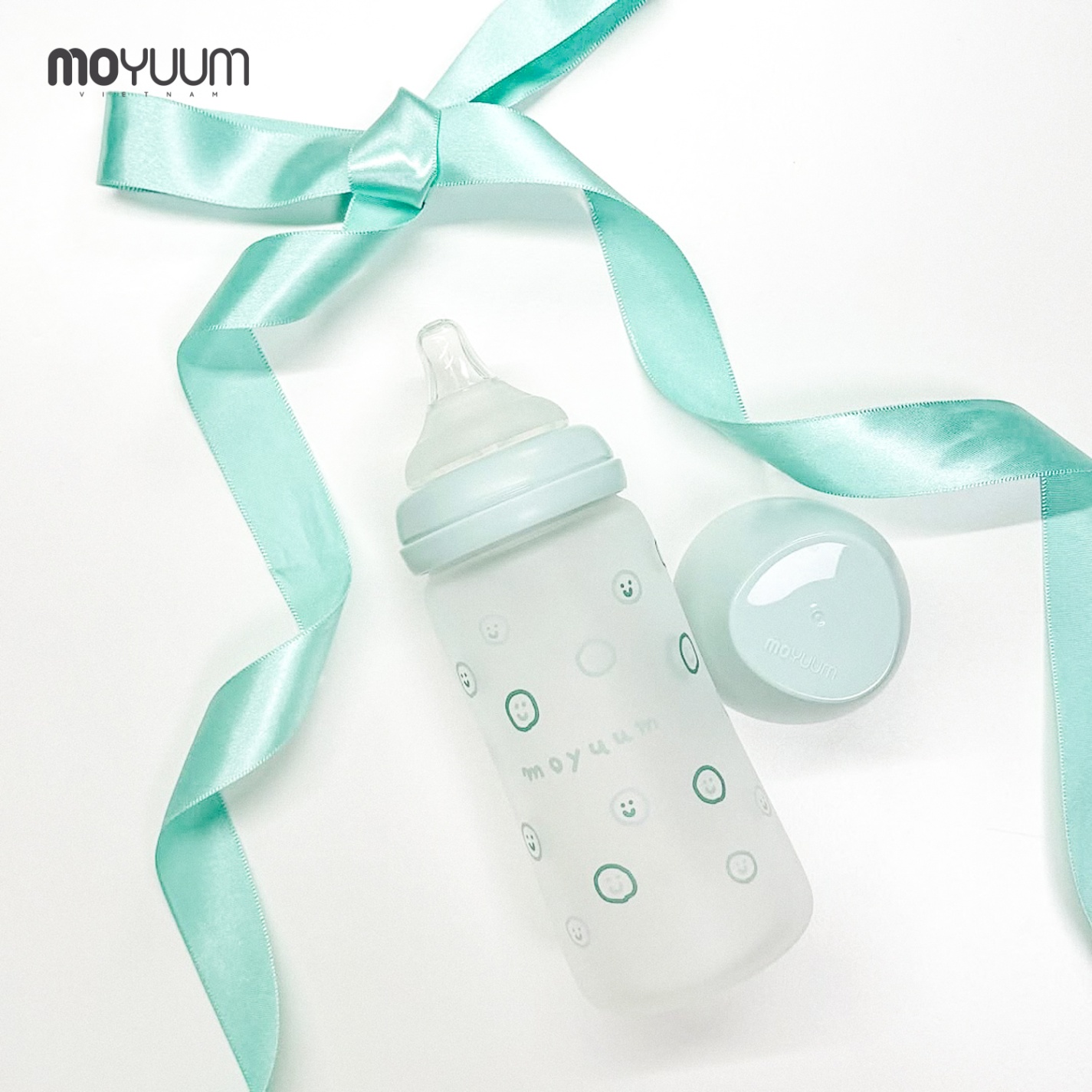 Bình sữa Thủy tinh tráng silicon Moyuum phiên bản Happy More 240ml cho bé từ 2m+