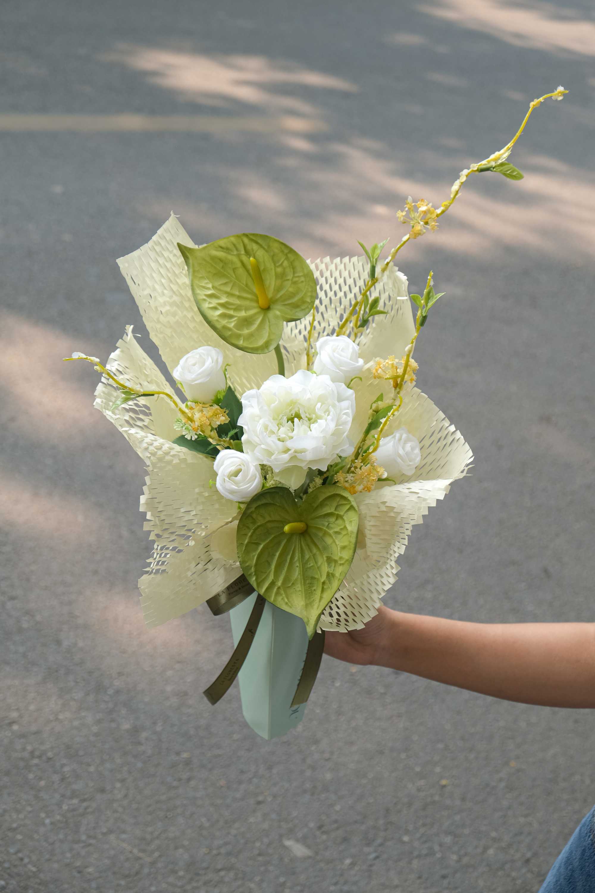Bó hoa mix lá môn mừng đại hội