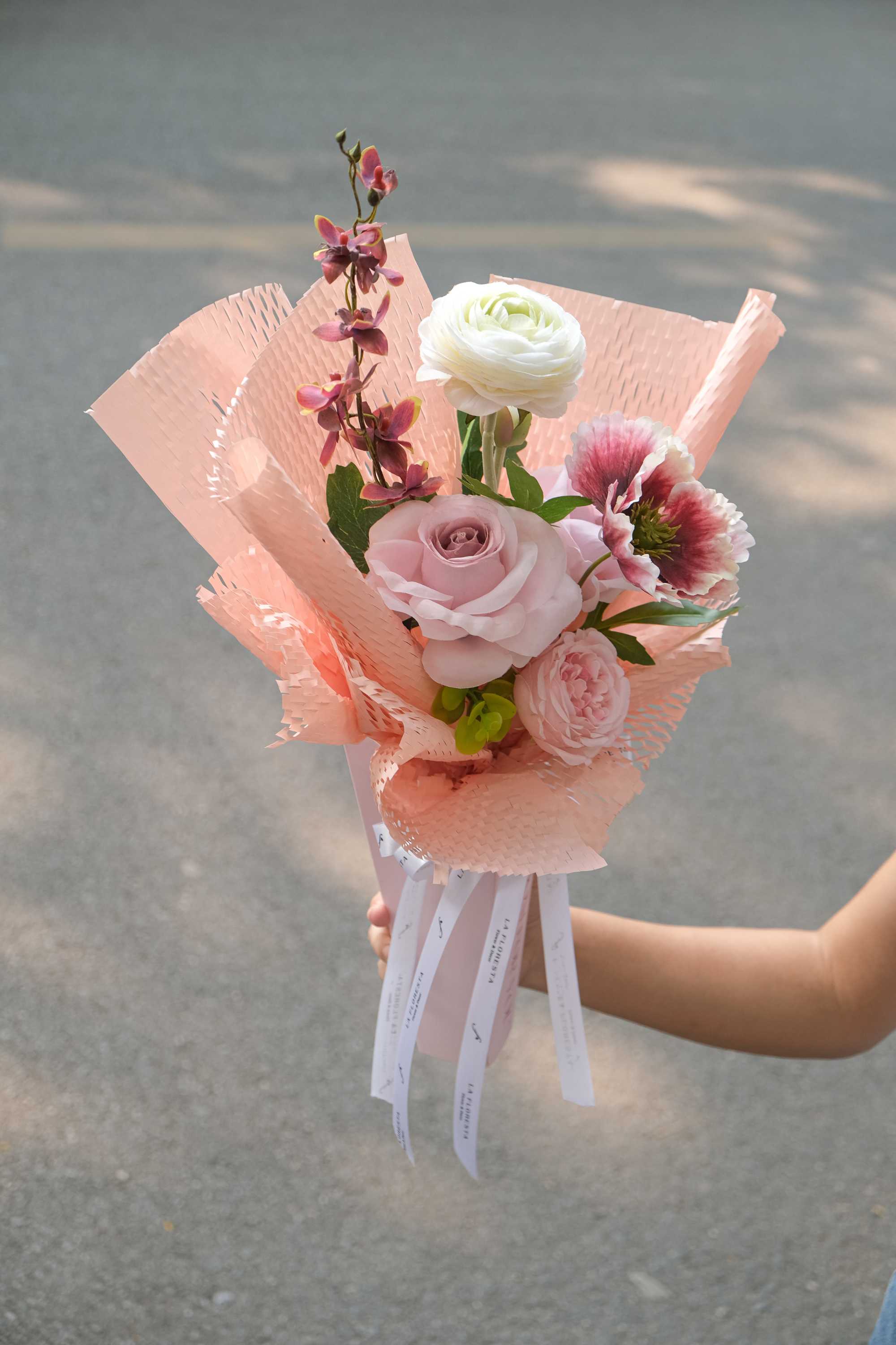 Tặng hoa gì ngày tốt nghiệp? Hoa hồng rực rỡ
