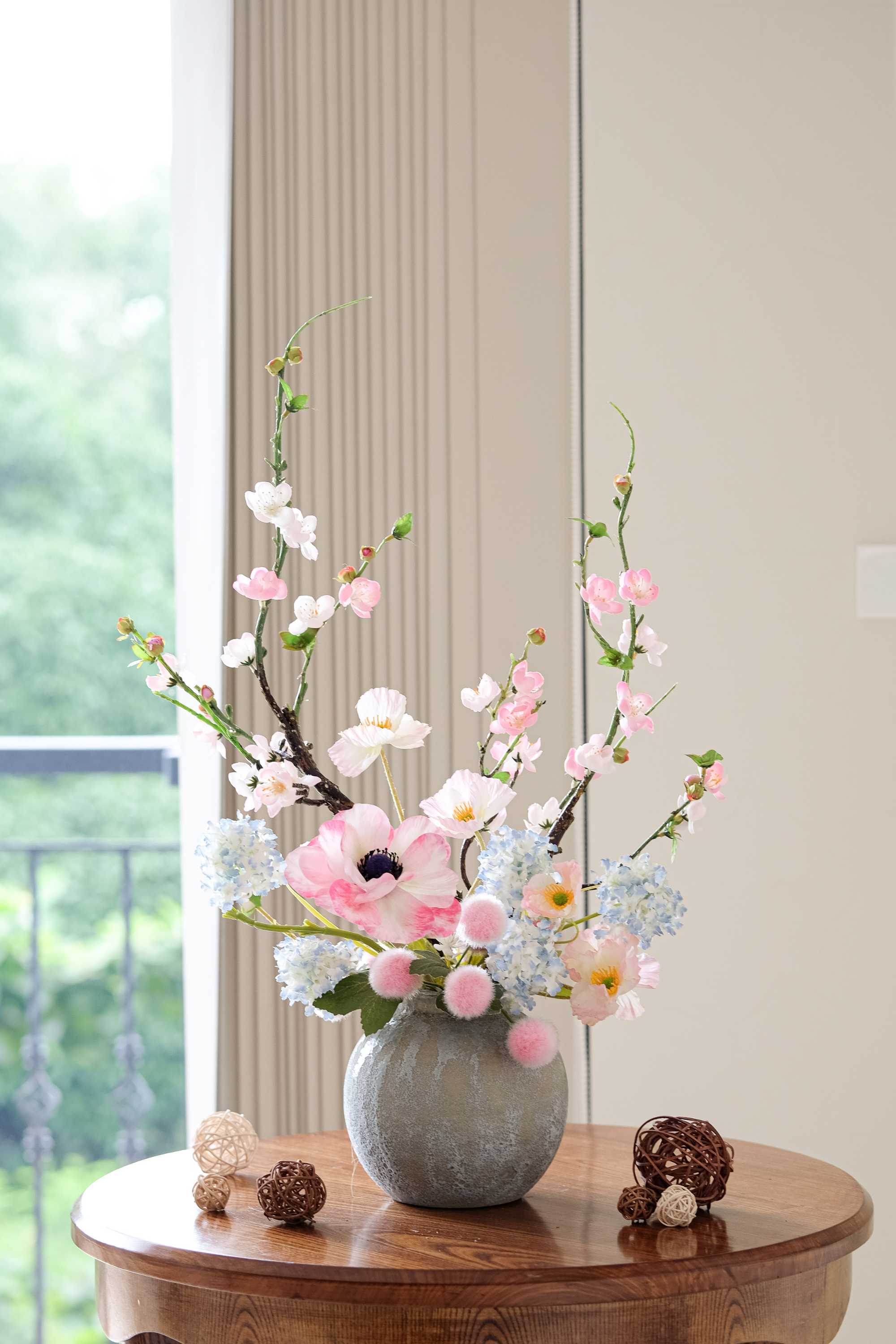 Bình hoa anh đào mix hải quỳ tú cầu nhỏ anh túc