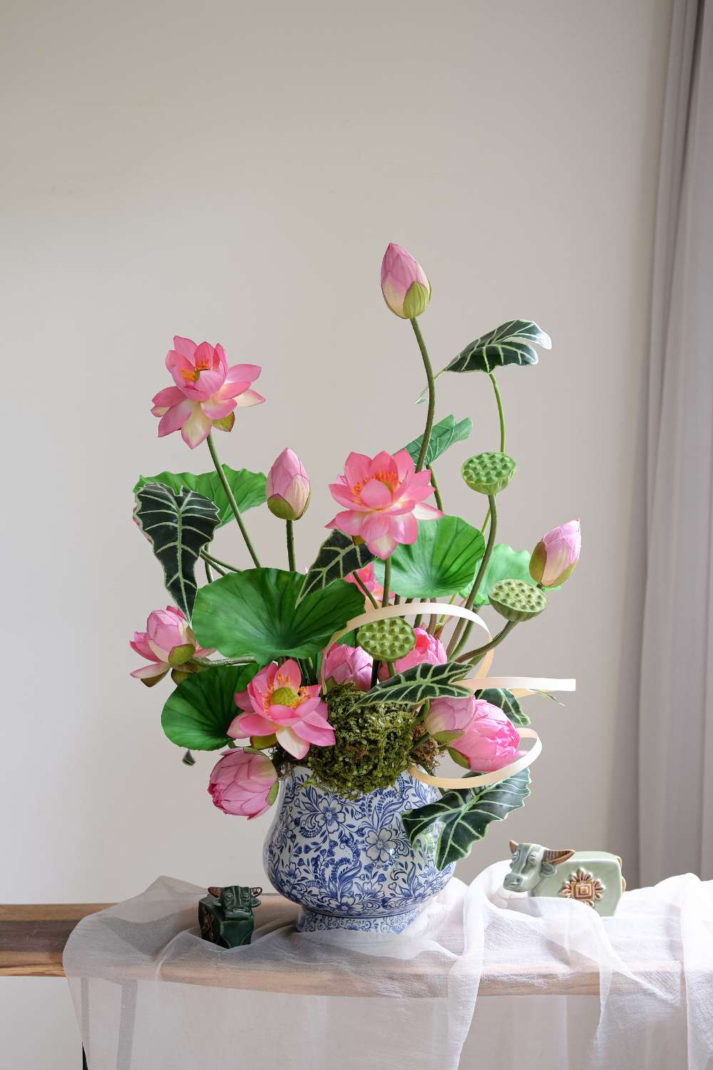 Bình hoa sen vải tone hồng