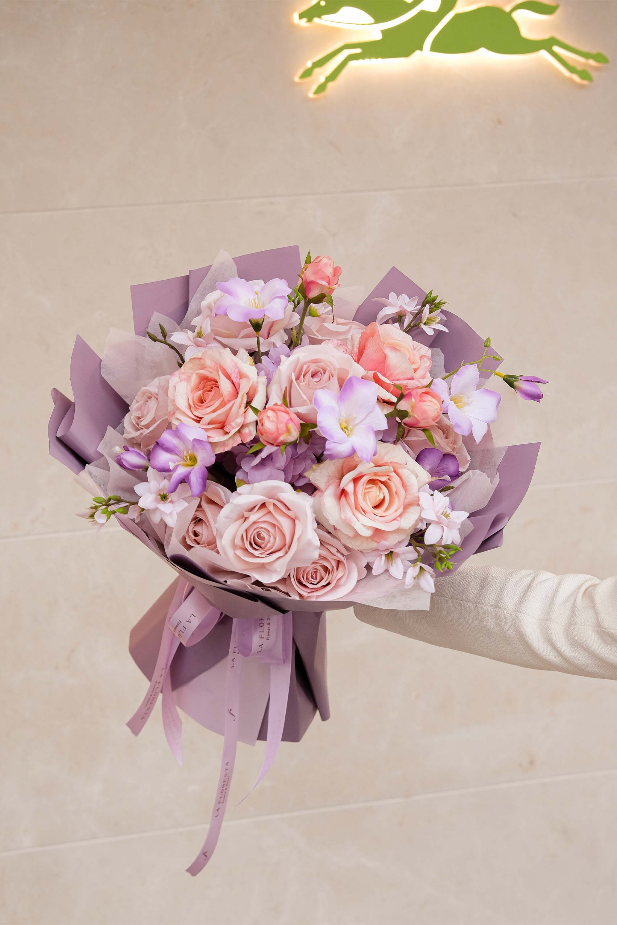 Bó hoa lụa quà tặng mix hoa hồng tone hồng tím