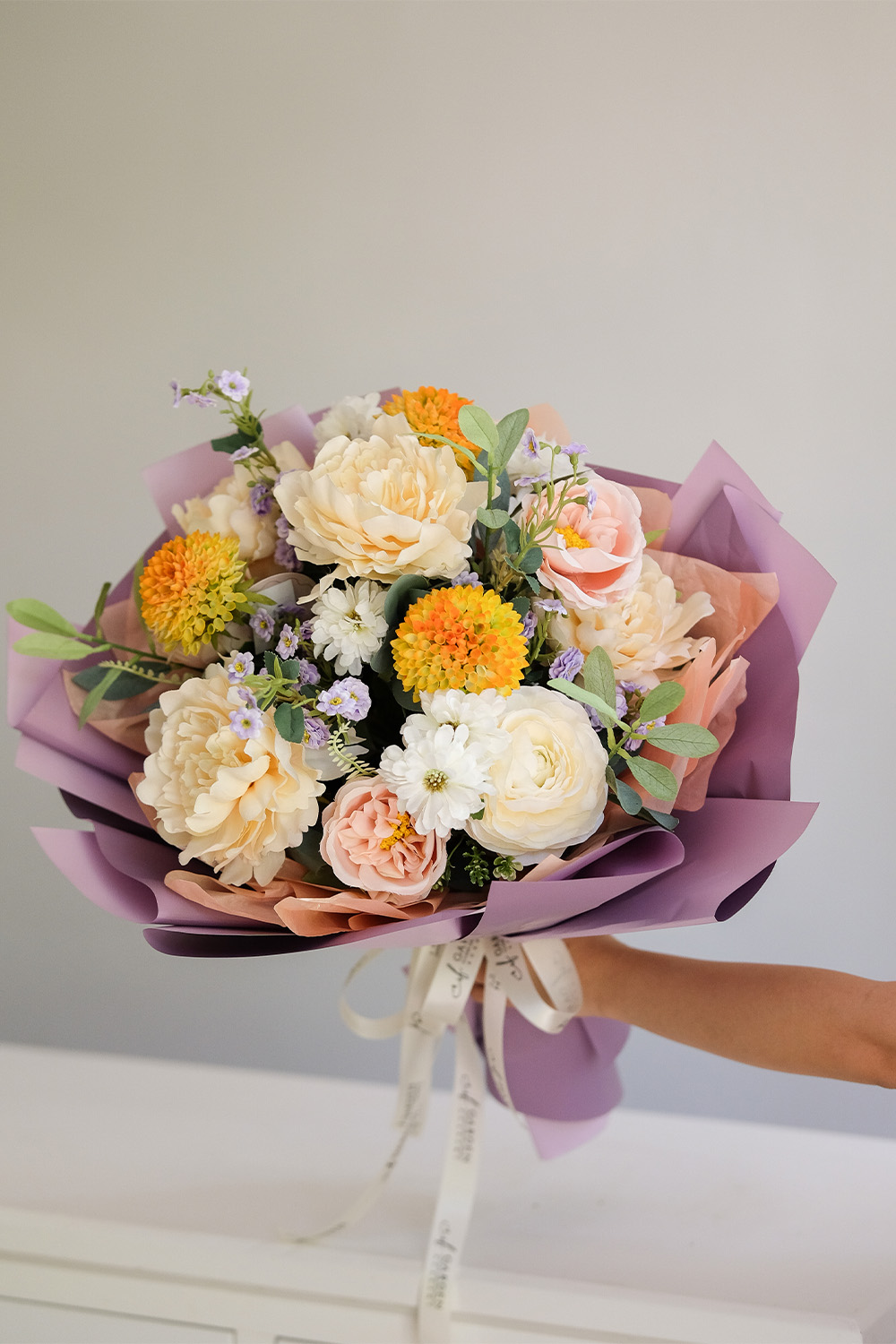 Bó hoa lụa quà tặng mix mẫu đơn tone kem