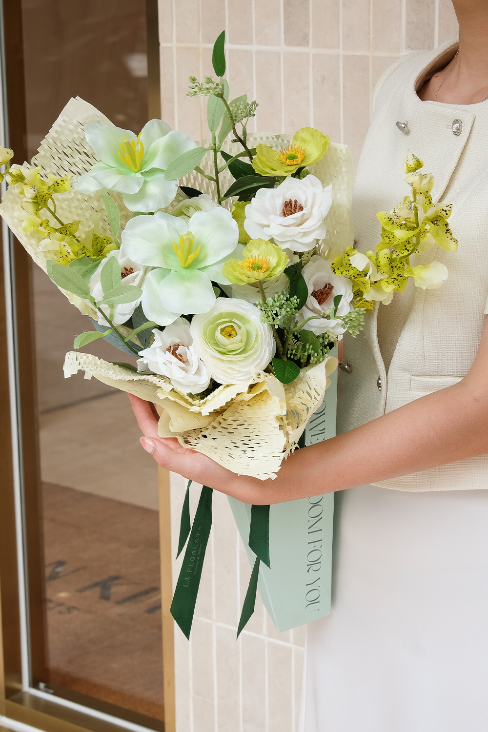 Bó hoa quà tặng ốc quế mix mao lương tulip lan tone xanh cốm trắng