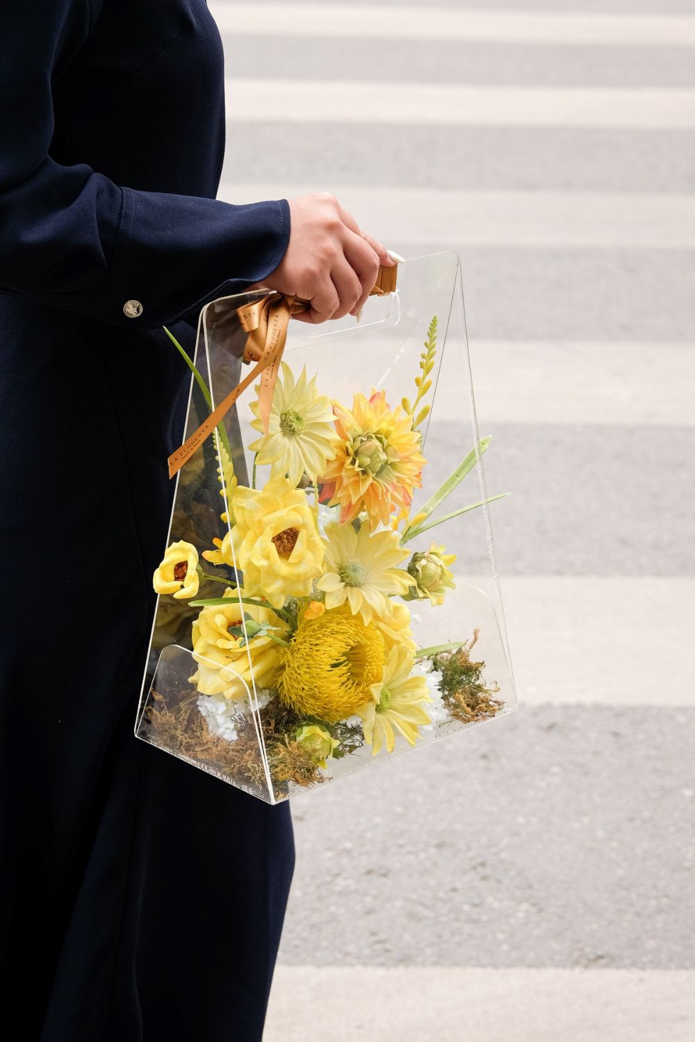 Giỏ mica hoa lụa mix thược dược cúc nhọn cúc daisy tone vàng