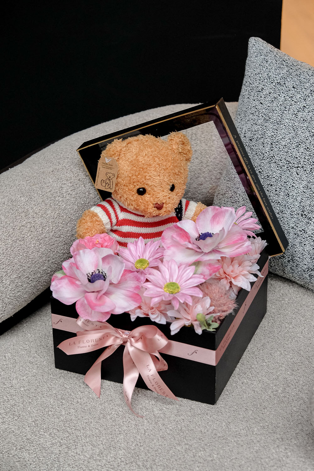 Hộp hoa quà tặng hải quỳ mix cúc daisy tone hồng kèm gấu teddy