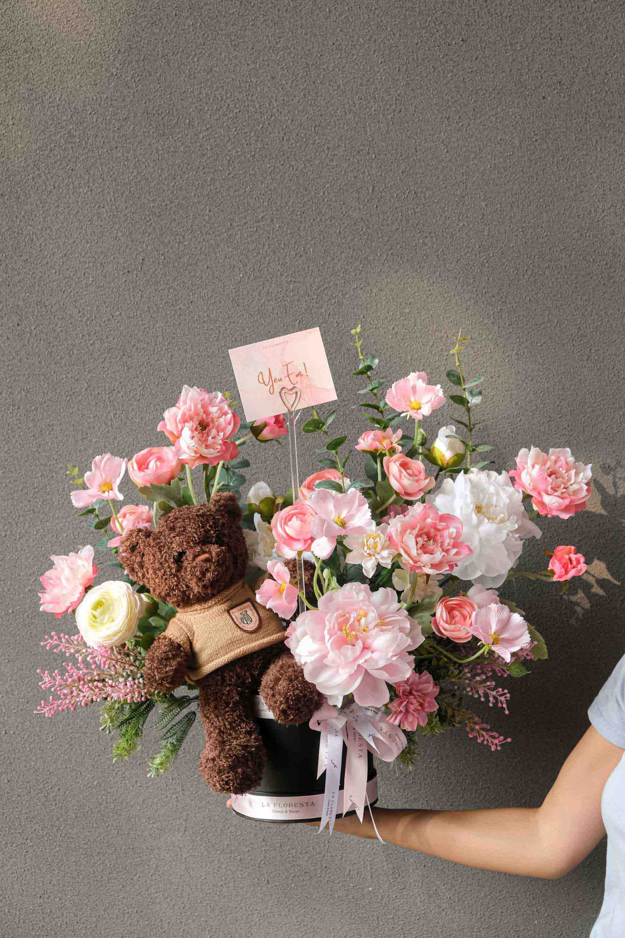 Hộp hoa quà tặng mix mẫu đơn cúc cánh bướm kèm gấu teddy tone hồng