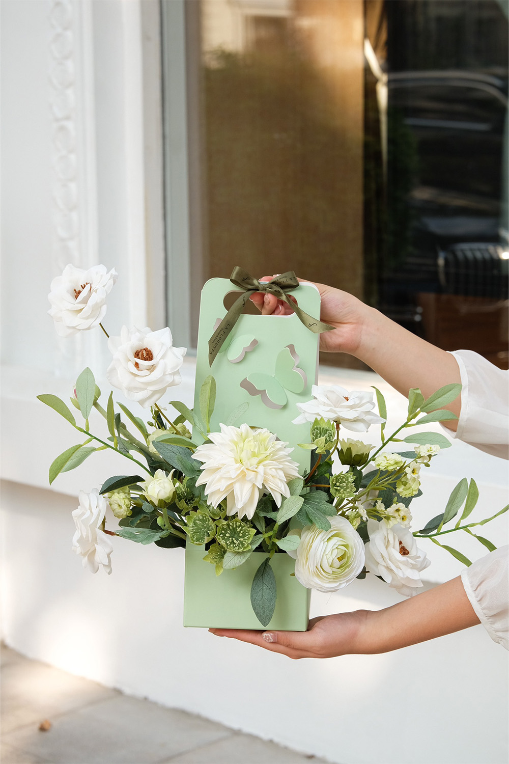 Lẵng hoa quà tặng thược dược mix cúc nhọn tone trắng
