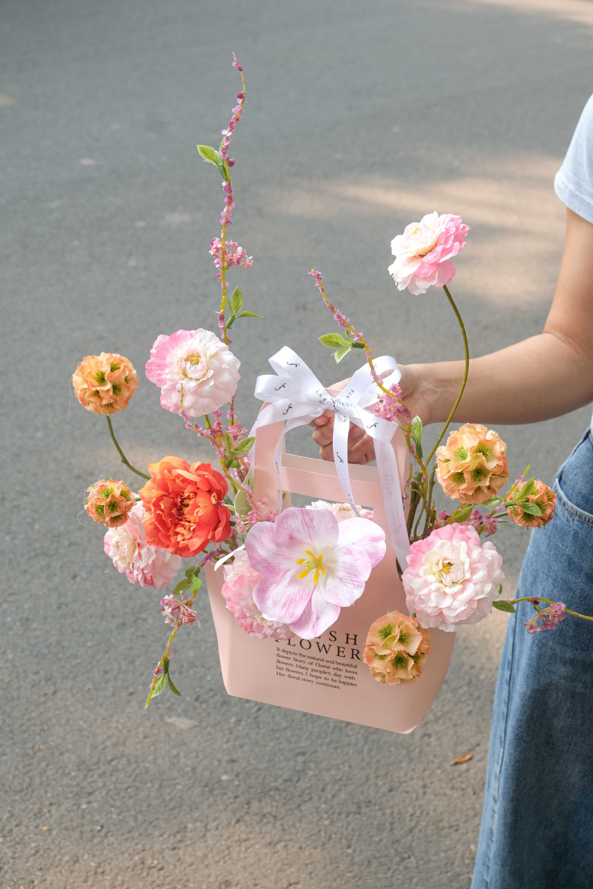 Túi hoa quà tặng mix tulip thược dược tú cầu nhỏ tone hồng cam