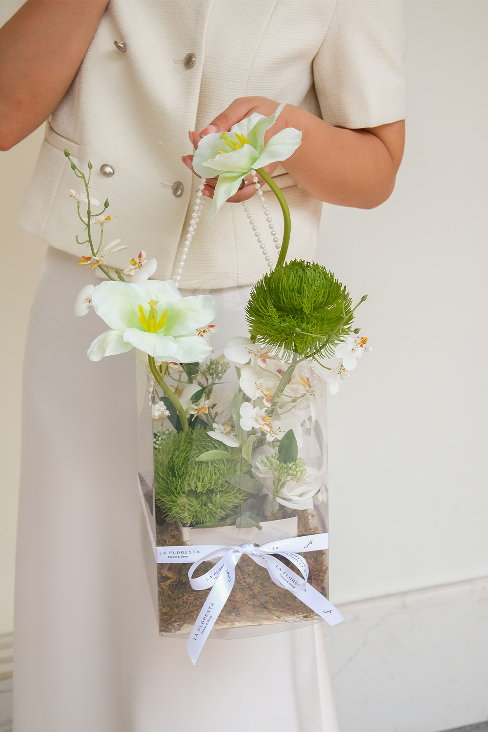 Túi hoa quà tặng ngọc trai tulip mix green wicky tone trắng