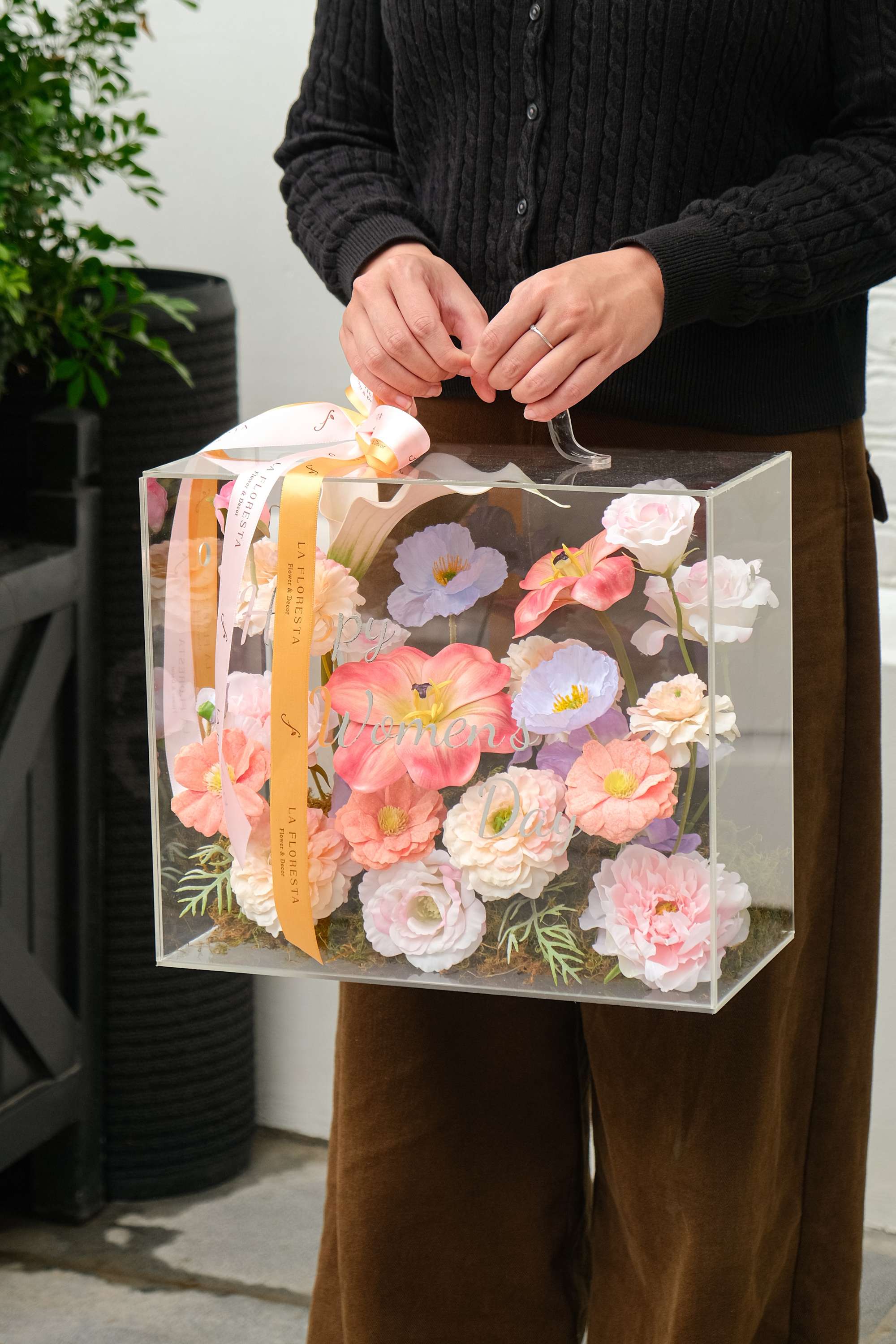 Vali hoa quà tặng mix tulip mẫu đơn tone cam